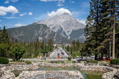 Banff Bulvarı boyunca 4 Haziran 2023 'te Kanada' nın Banff kentindeki Cascade Dağı 'na doğru ilerleyin.