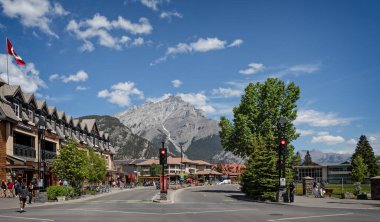 Banff Bulvarı boyunca 4 Haziran 2023 'te Kanada' nın Banff kentindeki Cascade Dağı 'na doğru ilerleyin.
