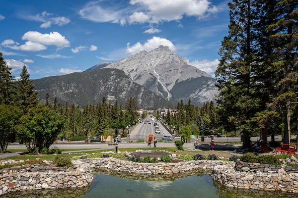 Banff Bulvarı boyunca 4 Haziran 2023 'te Kanada' nın Banff kentindeki Cascade Dağı 'na doğru ilerleyin.