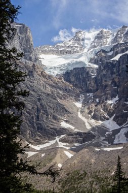 Moraine Gölü, Banff Ulusal Parkı, Kanada Kayalıkları, Alberta, Kanada 'da 5 Haziran 2023' te buzul şeklindeki dev yüz şeklindeki kar.