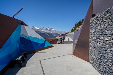 6 Haziran 2023 'te Jasper Ulusal Parkı, Alberta, Kanada' da Columbia Icefield Skywalk 'u yere serdi.