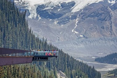 6 Haziran 2023 'te Kanada Jasper Ulusal Parkı, Alberta, Kanada' da 6 Haziran 2023 'te Glass, Columbia Icefield Skywalk' u yere serdi.
