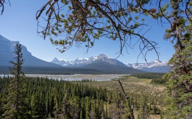 Banff Ulusal Parkı 'ndaki Howse Geçidi ve Kanada Rocky Dağları' nın çerçeveli manzarası, Alberta, Kanada