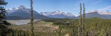 Howse Geçidi 'nin panoramik manzarası ve Banff Ulusal Parkı' ndaki Kanada Rocky Dağları, Alberta, Kanada