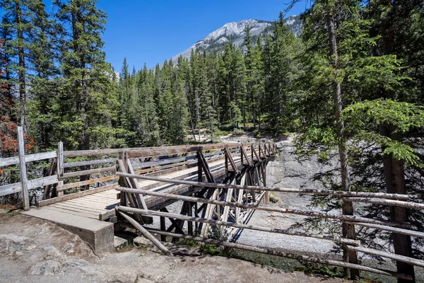 Stewart Kanyonu ahşap köprüsü 7 Haziran 2023 tarihinde Kanada 'da Minnewanka Gölü, Banff, Alberta, Cascade Nehri üzerinde