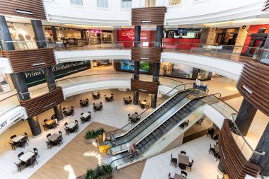 Banff Avenue, Banff, Alberta, Kanada 'daki Cascade Shoppin alışveriş merkezinin 8 Haziran 2023 tarihli iç görüntüsü.