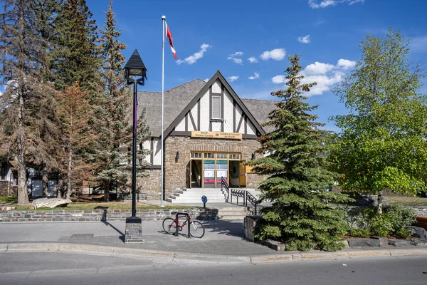 Γραφείο Τουριστικών Πληροφοριών Στη Λεωφόρο Banff Banff Αλμπέρτα Καναδάς Στις — Φωτογραφία Αρχείου