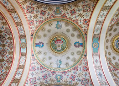 Sheffield Belediye Binası, Sheffield, Yorkshire, İngiltere 'nin giriş salonunun tavanında 24 Temmuz 2023 tarihinde alınan süslü arma.