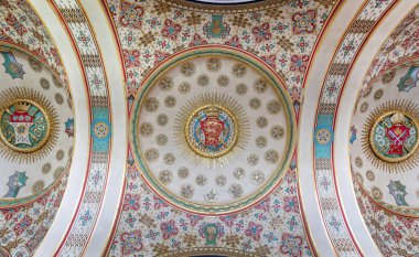 Sheffield Belediye Binası, Sheffield, Yorkshire, İngiltere 'nin giriş salonunun tavanında 24 Temmuz 2023 tarihinde alınan süslü arma.