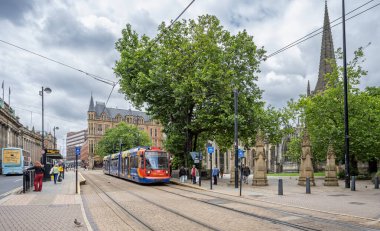 24 Temmuz 2023 'te Sheffiedl Katedrali' nin dışındaki tramvay durağında Sheffield, Güney Yorkshire, İngiltere