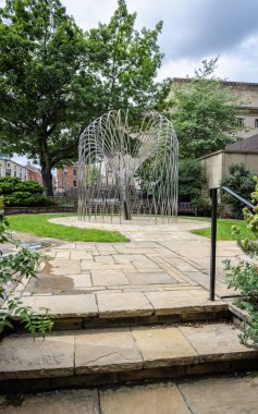 24 Temmuz 2023 'te İngiltere, Sheffield, Güney Yorkshire' da bulunan Balm Green Gardens 'da paslanmaz çelik Covid Anıt Heykeli