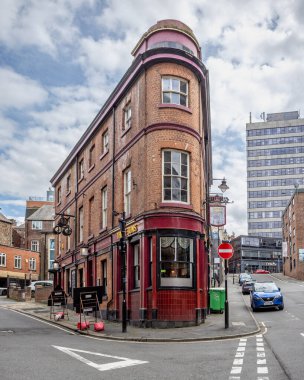 24 Temmuz 2023 'te Sheffield, Güney Yorkshire, İngiltere' de Silver Street Head ve Lee Croft 'un köşesindeki tarihi Three Tuns barının ayırt edici şekli.