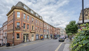 24 Temmuz 2023 tarihinde Sheffield, Güney Yorkshire, İngiltere 'de Paradise Street' in köşesinde ve Campo Lane 'de kırmızı tuğlalı ev ve dükkanlar bulundu.