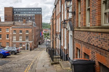 24 Temmuz 2023 'te İngiltere' nin başkenti Sheffield, Güney Yorkshire 'da Paradise Caddesi' nde bulunan zarif kırmızı tuğlalı teraslı evler.
