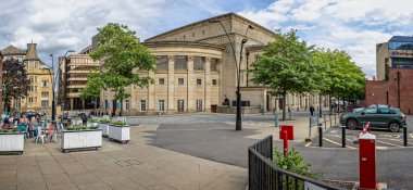 24 Temmuz 2023 tarihinde Sheffield, Güney Yorkshire, İngiltere 'deki Sheffield Belediye Binası' nın bir parçası olan Oval Salon panoramik görünümü