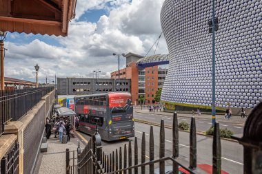 23 Temmuz 2023 'te Birmingahm, Batı Midlands, İngiltere' deki Birmingham Moor Caddesi Tren İstasyonu ve The Bullring alışveriş merkezi önünde büstü.