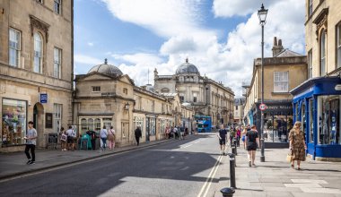 16 Ağustos 2023 'te İngiltere' nin Bath kentindeki Argyle Caddesi 'nden Gürcistan Pulteney Köprüsü manzarası