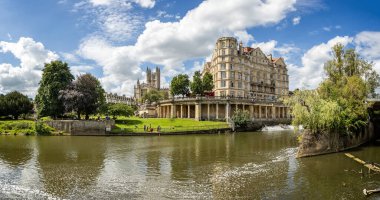 16 Ağustos 2023 'te İngiltere' nin Bath kentinde Avon Nehri 'nin karşısında Bath Abbey' nin arka planında görüldüğü Parade Gardens ve The Empire Hotel.