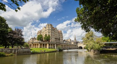 Panorama of Parade Gardens, Pulteney Bridge ve Weir, Bath, İngiltere 'de 16 Ağustos 2023