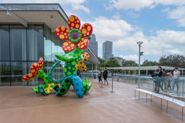 Japon sanatçı Yayoi Kusama 'nın büyük renkli çiçek heykeli 7 Ocak 2023' te Sidney, Avustralya 'daki Sydney Modern Sanat Galerisi' nin önünde sergileniyor.
