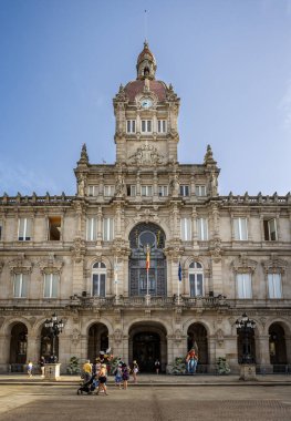 İspanya 'nın La Coricia kentindeki Maria Pita Sqaure şehrindeki tarihi La Coruna Belediye Sarayı, 22 Ağustos 2023