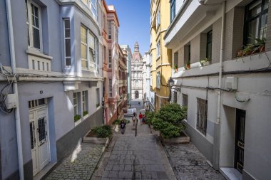 22 Ağustos 2023 'te İspanya' nın A Coruna şehrinde bulunan Maria Pita Sqaure 'deki belediye binasının dar sokaklarına bakın.