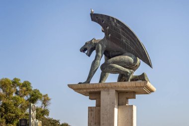 25 Ağustos 2023 'te İspanya, Valencia' daki Pont Del Regne 'de efsanevi koruyucu heykel.