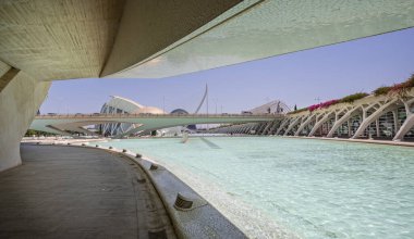 Hemisferic, Bilim Müzesi ve Umbracle, İspanya 'nın Valencia şehrinde 25 Ağustos 2023' te Palau de les Arts 'ın altında görüldü.