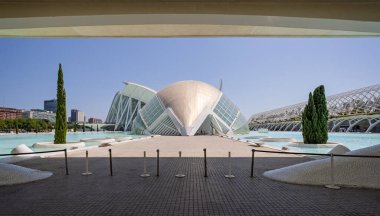Hemisferic, Bilim Müzesi ve Umbracle, İspanya 'nın Valencia şehrinde 25 Ağustos 2023' te Palau de les Arts 'ın altında görüldü.