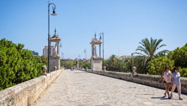 25 Ağustos 2023 'te İspanya' nın Valencia kentindeki Turia Gardens 'taki Puente Del Mar köprüsü - eski nehir yatağı -