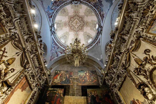 2023년 25일 스페인 발렌시아의 발렌시아 대성당 내부의 천장과 샹들리에 — 스톡 사진