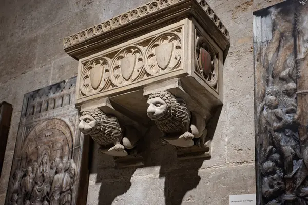 Pairt Leões Pedra Esculpidos Dentro Catedral Valência Valência Espanha Agosto Fotos De Bancos De Imagens Sem Royalties