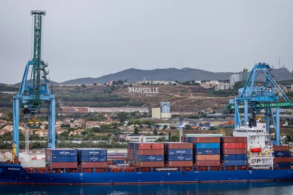 Контейнерний Корабель Завантажується Порт Марселя Знаком Марселя Задньому Плані Марселі — стокове фото