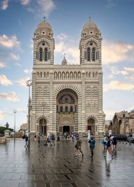 Marsilya, Fransa 'daki Marsilya Katedrali önünde, 27 Ağustos 2023