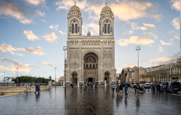 Marsilya, Fransa 'daki Marsilya Katedrali önünde, 27 Ağustos 2023