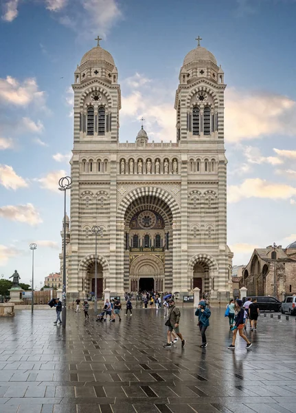 Marsilya, Fransa 'daki Marsilya Katedrali önünde, 27 Ağustos 2023