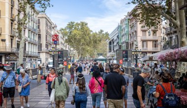 28 Ağustos 2023 'te Barcelona, İspanya' da Las Ramblas Bulvarı 'nı dolduran kalabalık