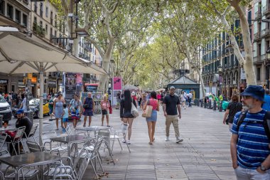 28 Ağustos 2023 'te Barcelona, İspanya' da Las Ramblas Bulvarı 'nı dolduran kalabalık