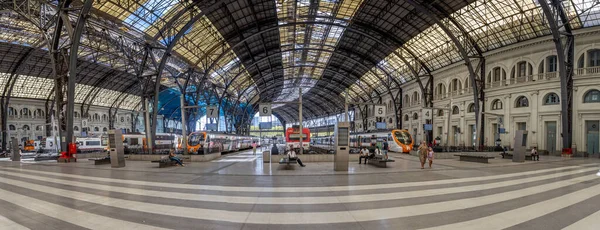 Πανόραμα Των Τρένων Πλατφόρμες Στο Σιδηροδρομικό Σταθμό Franca Της Βαρκελώνης — Φωτογραφία Αρχείου