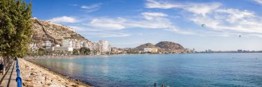 29 Ağustos 2023 'te Alicante, İspanya' da Alicante plajı ve Santa Barbara kalesinin panoramik manzarası.