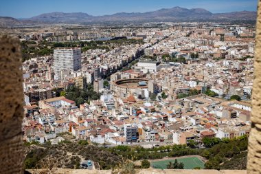 Alicante, İspanya 'nın başkenti Alicante' de 29 Ağustos 2023 'te bulunan Santa Barbara tepesinden Alicante ve Bullring şehir merkezinin görüntüsü.