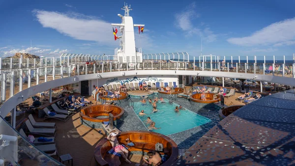 Panoramautsikt Över Cruise Ship Arvias Strandbassäng Och Bar Förtöjd Alicante — Stockfoto