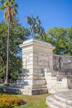 Barış Anıtı 'nın bir parçası olarak 31 Ağustos 2023 tarihinde İspanya' nın Cadiz kentindeki Plaza de Espana 'da bulunan 1812 Anıtı' nın bir parçası olan at sırtında bulunan bronz kadın heykeli.
