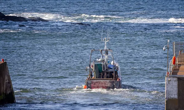 2023年9月21日にスコットランドのベリックスシャー州アイオマスで荒れた海でアイオマス港を離れる釣り人 — ストック写真