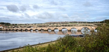 22 Eylül 2023 'te Tweed, Northumberland, İngiltere üzerinden Berwick' teki Tweed Nehri 'nden geçen üç köprü.