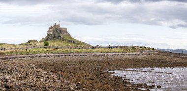 22 Eylül 2023 'te İngiltere' nin Northumberland kentindeki Kutsal Ada kıyı yolundan Lindisfarne Kalesi 'nin görüntüsü