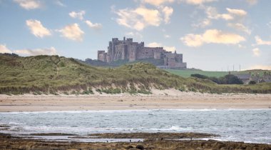 22 Eylül 2023 'te İngiltere' nin Northumberland kentindeki deniz kenarındaki Bamburgh kalesinin heybetli manzarası.