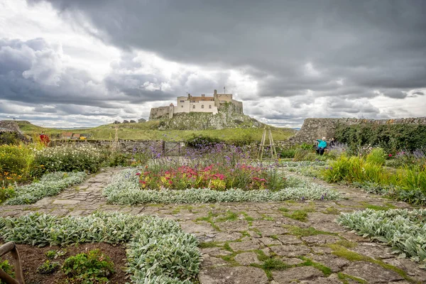 Kilátás Lindisfarne Kastély Északi Oldalára Gertrude Jekyll Kertből Szent Szigeten Jogdíjmentes Stock Fotók