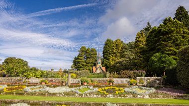 24 Eylül 2023 'te Rothbury, Northumberland yakınlarındaki Cragside' daki Resmi Bahçe ve Saat Kulesi