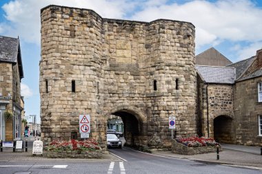 24 Eylül 2023 tarihinde Alnwick, Northumberland, İngiltere 'deki Bondgate Tower veya Gatehouse